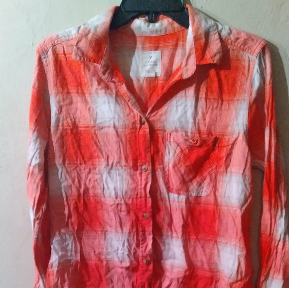 Lady's button down plaid long sleeve shirt. - Picture 1 of 2